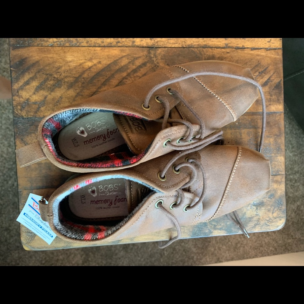 Skechers Women's Chill Luxe-Drifting Flat. Bootie lace up.